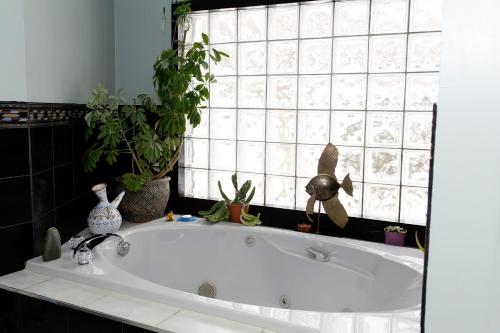 Fürdőszoba, Rustic Farmhouse in Gaspereau Valley Wine Country! in Grand Pre (NS)