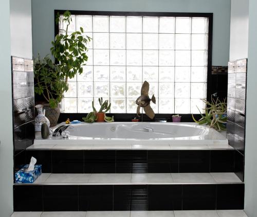 Fürdőszoba, Rustic Farmhouse in Gaspereau Valley Wine Country! in Grand Pre (NS)