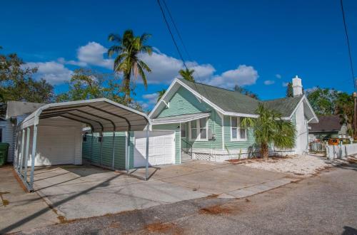 Charming 3-bedroom bungalow in Bradenton, USA