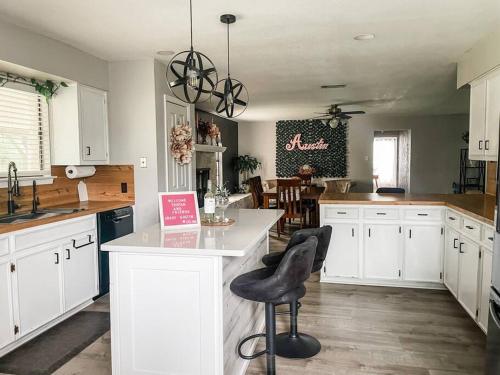 Spacious Austin Retreat for Families & Groups in Manchaca