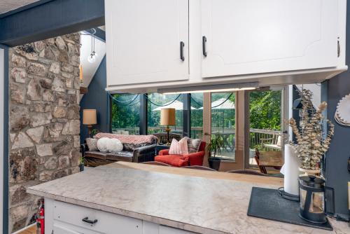 URSUS, A Secluded Midcentury Modern AFrame Chalet in Beech Mountain, USA