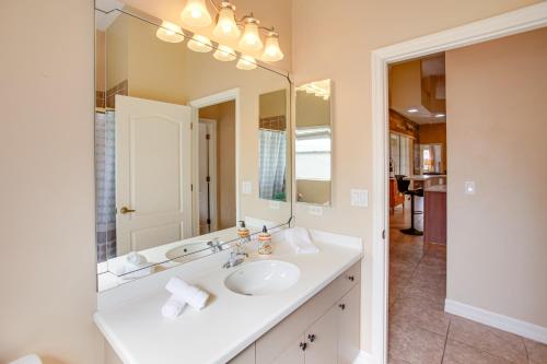 9 Mi to Downtown Fort Myers Home with Lanai and Grill