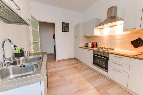 RELAX - Historic Center with 3 Bedrooms and Free ZTL Pass, Mantova (foto 9)