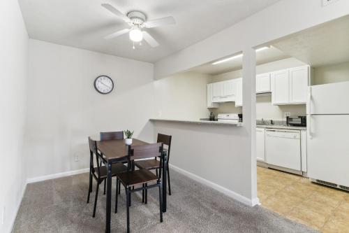 400 Winchester 2 Bed 2 Bath Newly Furnished in Vinings