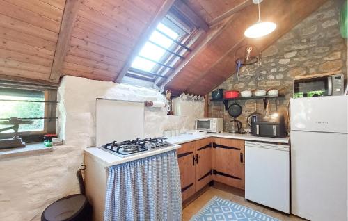 virtuve, 1 Bedroom Amazing Home In Le Ferré (1 Bedroom Amazing Home In Le Ferre) in Louvigne-du-Desert