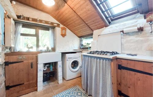 virtuve, 1 Bedroom Amazing Home In Le Ferré (1 Bedroom Amazing Home In Le Ferre) in Louvigne-du-Desert