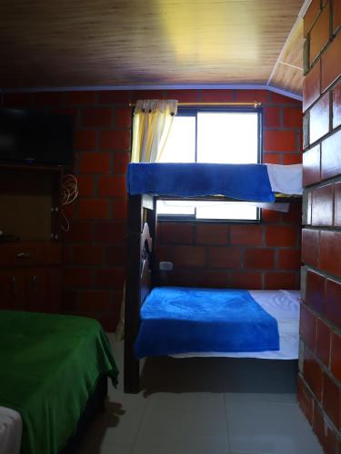 1 twin bed, 1 bunk bed