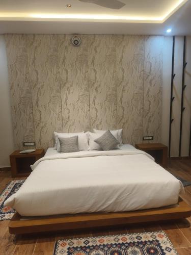 MaNaVa Luxury Service Apartment in กัลยานานครา