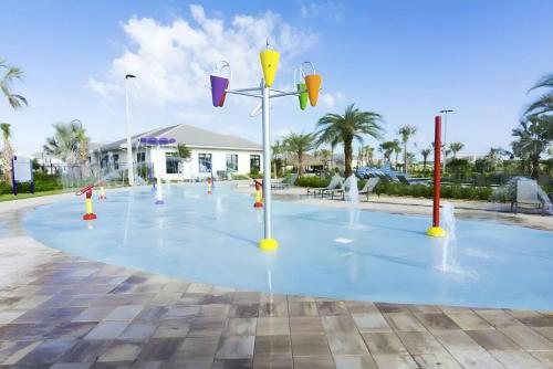 Beautiful 5bed home with Free Resort Access 4817 in Kissimmee, USA