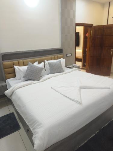 MaNaVa Luxury Service Apartment in กัลยานานครา