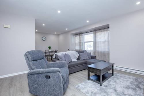 Entire Home with Washer, Dryer and Smart TV - 30 Min NYC in East Orange, USA