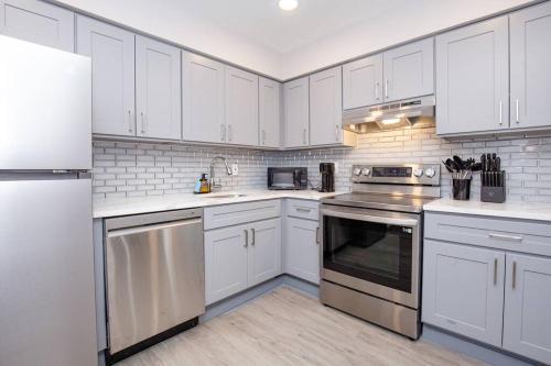 Entire Home with Washer, Dryer and Smart TV - 30 Min NYC in East Orange, USA
