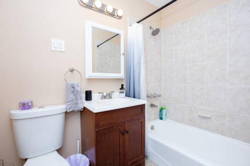 Entire Home with Washer, Dryer and Smart TV - 30 Min NYC in East Orange, USA