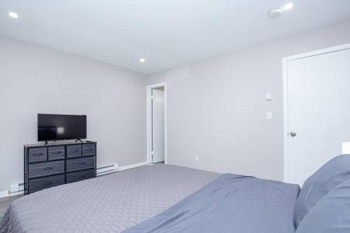 Entire Home with Washer, Dryer and Smart TV - 30 Min NYC in East Orange, USA