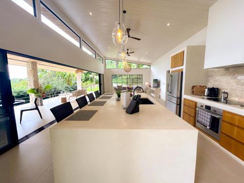 House 15 min from the beach with river access in Tortugal