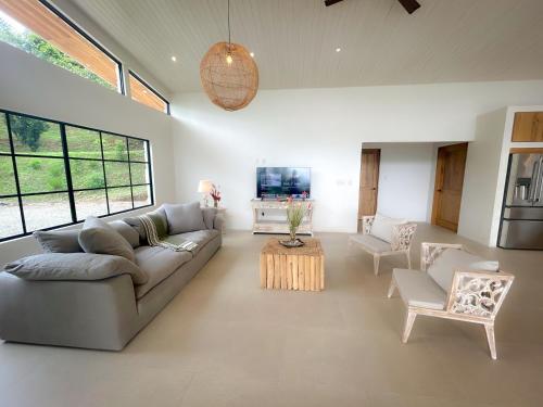 House 15 min from the beach with river access in Tortugal