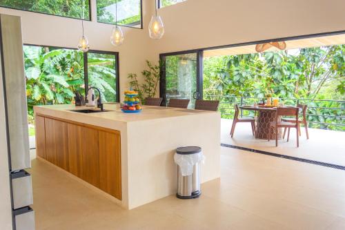 House 15 min from the beach with river access in Tortugal