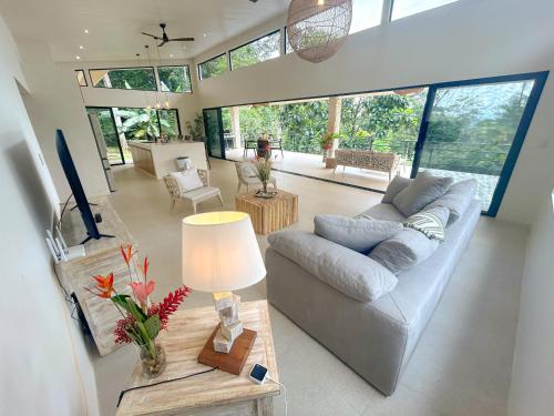 House 15 min from the beach with river access in Tortugal
