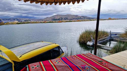 A környék, Utasa del Titicaca in Uros Islands