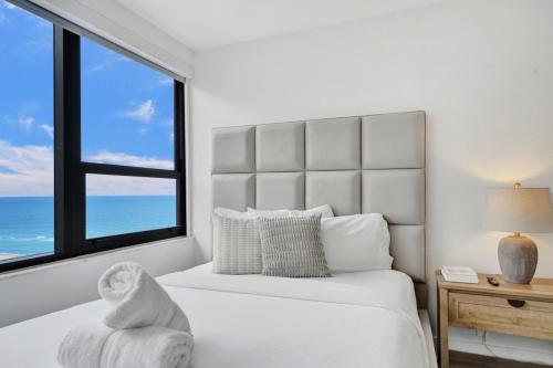 Beautiful Oceanside Retreat with Beach Service 1606 in Miami Beach, USA