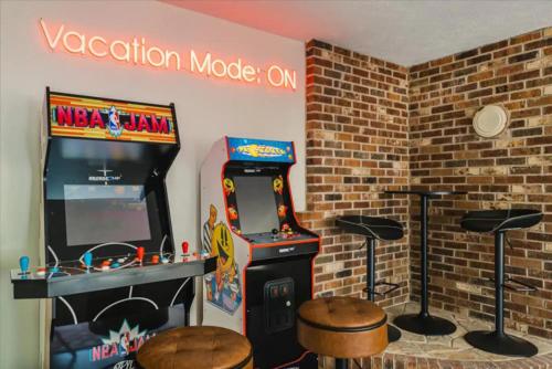 Ultimate Family Getaway Hot Tub and Movie Nights in McGaheysville, USA