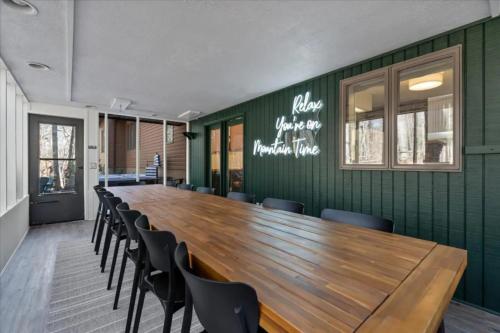 Ultimate Family Getaway Hot Tub and Movie Nights in McGaheysville, USA