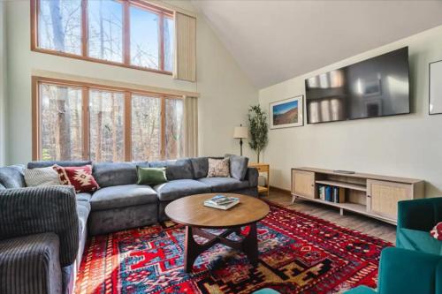 Ultimate Family Getaway Hot Tub and Movie Nights in McGaheysville, USA