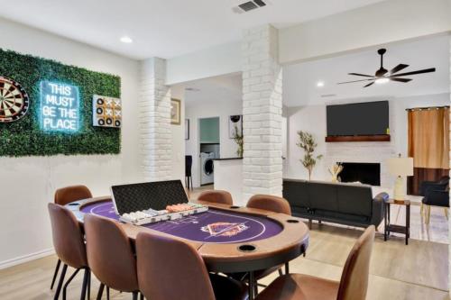 City Gem 4BR with POOL Sleeps 10 in Plano, USA