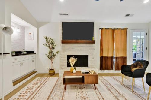 City Gem 4BR with POOL Sleeps 10 in Plano, USA