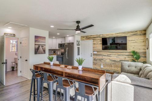. Charming Kingman Casita < 1 Mi to Route 66!