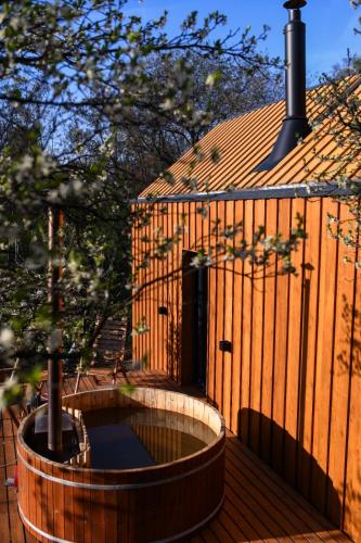 Hot tub, Casuta din livada in Homorâciu