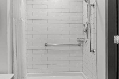 Queen Suite with Two Queen Beds and Roll-in Shower - Disability Access