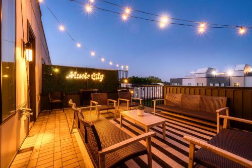 Huge Roof Deck with City Views 9 Beds in Nashville, USA