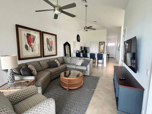 . Luxury Bahama Beach Club with Golf Cart Included!