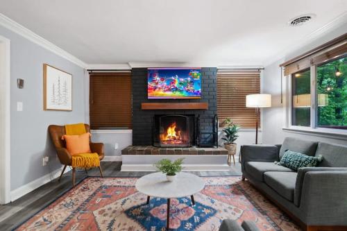 Spacious Mtn Pet Friendly Home Hottub Firepit in Harpers Ferry, USA