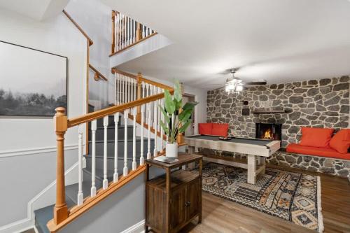 Spacious Mtn Pet Friendly Home Hottub Firepit in Harpers Ferry, USA