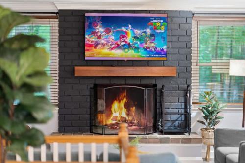 Spacious Mtn Pet Friendly Home Hottub Firepit in Harpers Ferry, USA