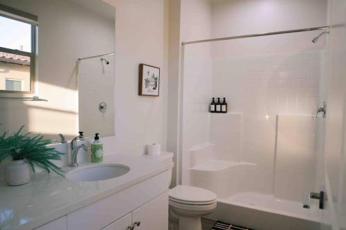 Jies Choice Decent 2b2b Suite 15 mins to DT unit C in Alhambra, USA