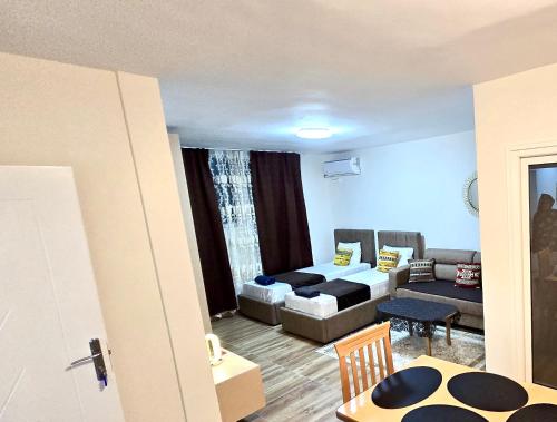 Cozy centrally located room for up to three or four guests family rooms 10 min walk from city center, Tirana (foto 11)