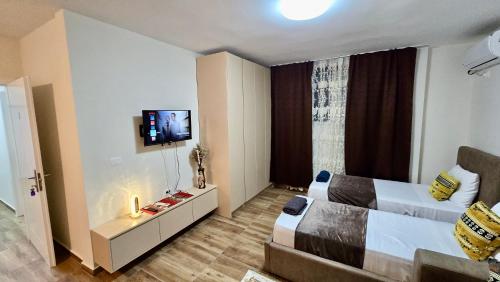 Cozy centrally located room for up to three or four guests family rooms 10 min walk from city center, Tirana (foto 10)