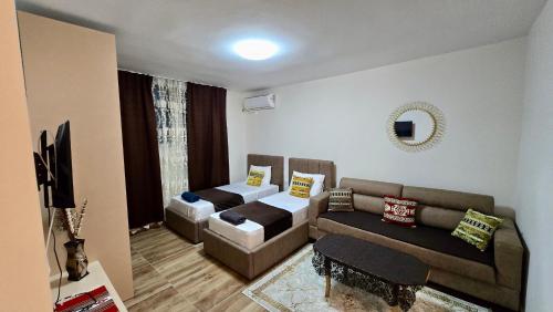Cozy centrally located room for up to three or four guests family rooms 10 min walk from city center, Tirana