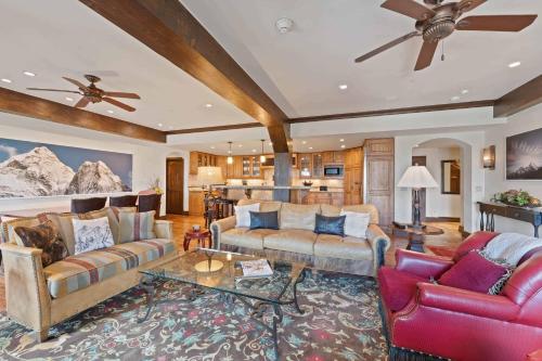 Three-Bedroom Apartment room in The Charter at Beaver Creek E340