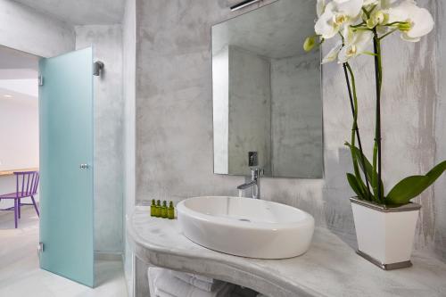 Aperanto Suites - image 14