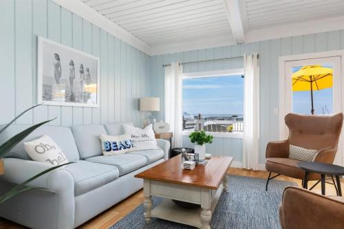 Sunny Whidbey Beach House with view of Puget Sound in Greenbank, USA
