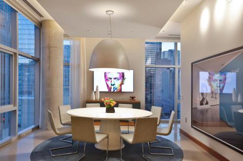 Aloft Chicago Mag Mile - image 11
