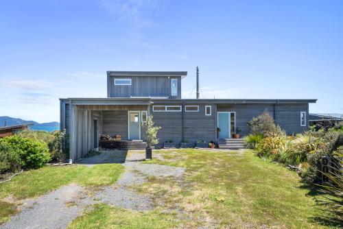 Exterior view, Sunset Over Kapiti - Waikanae Holiday Home in Waikanae