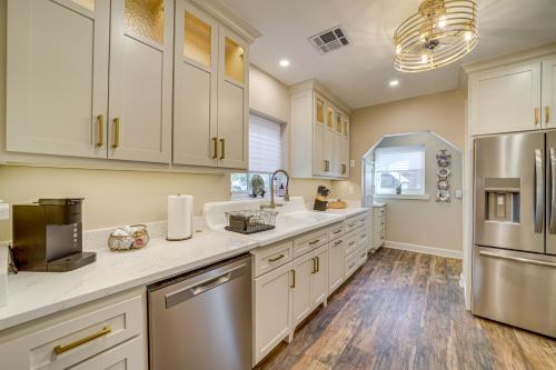 Less Than 9 Mi to Dtwn Tulsa Lovely Home with Yard and Deck! in Sand Springs, USA