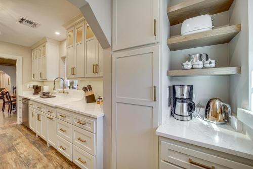 Less Than 9 Mi to Dtwn Tulsa Lovely Home with Yard and Deck! in Sand Springs, USA