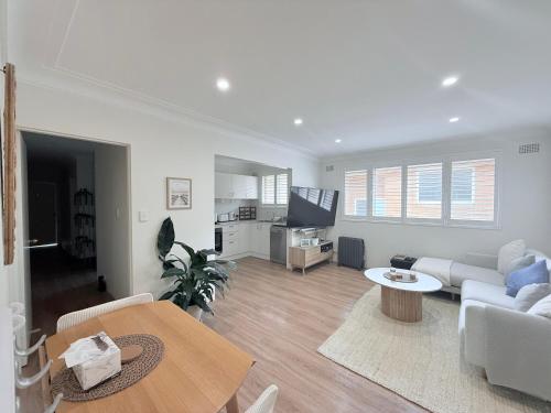 Coogee Sunrise 2 Bed Apt with Parking, Work Desks & Balcony - Sydney