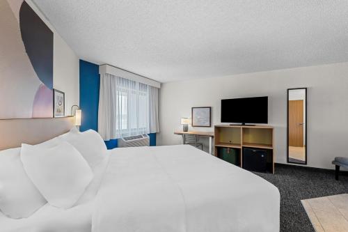 AmericInn by Wyndham Cedar Falls - image 28